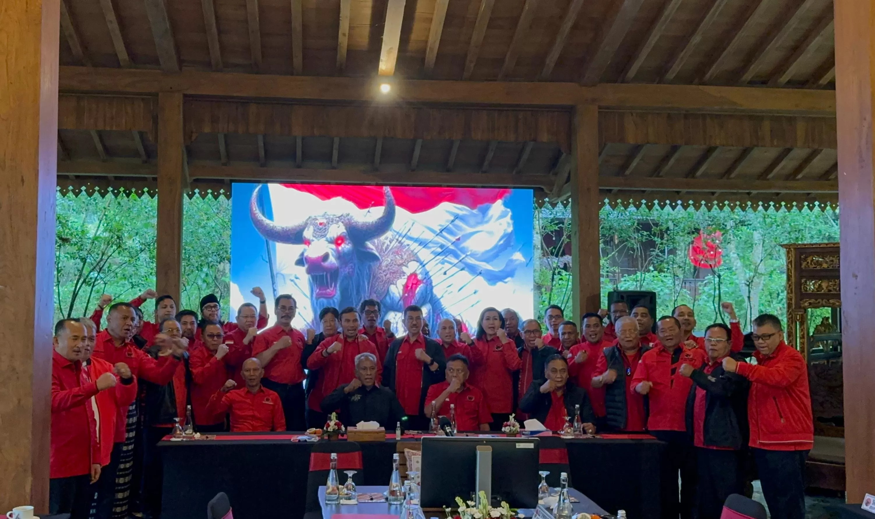 Ketua DPP PDIP Bidang Kehormatan, Komaruddin Watubun menyampaikan pemecetan kepada Joko Widodo (Jokowi) dan keluarganya.