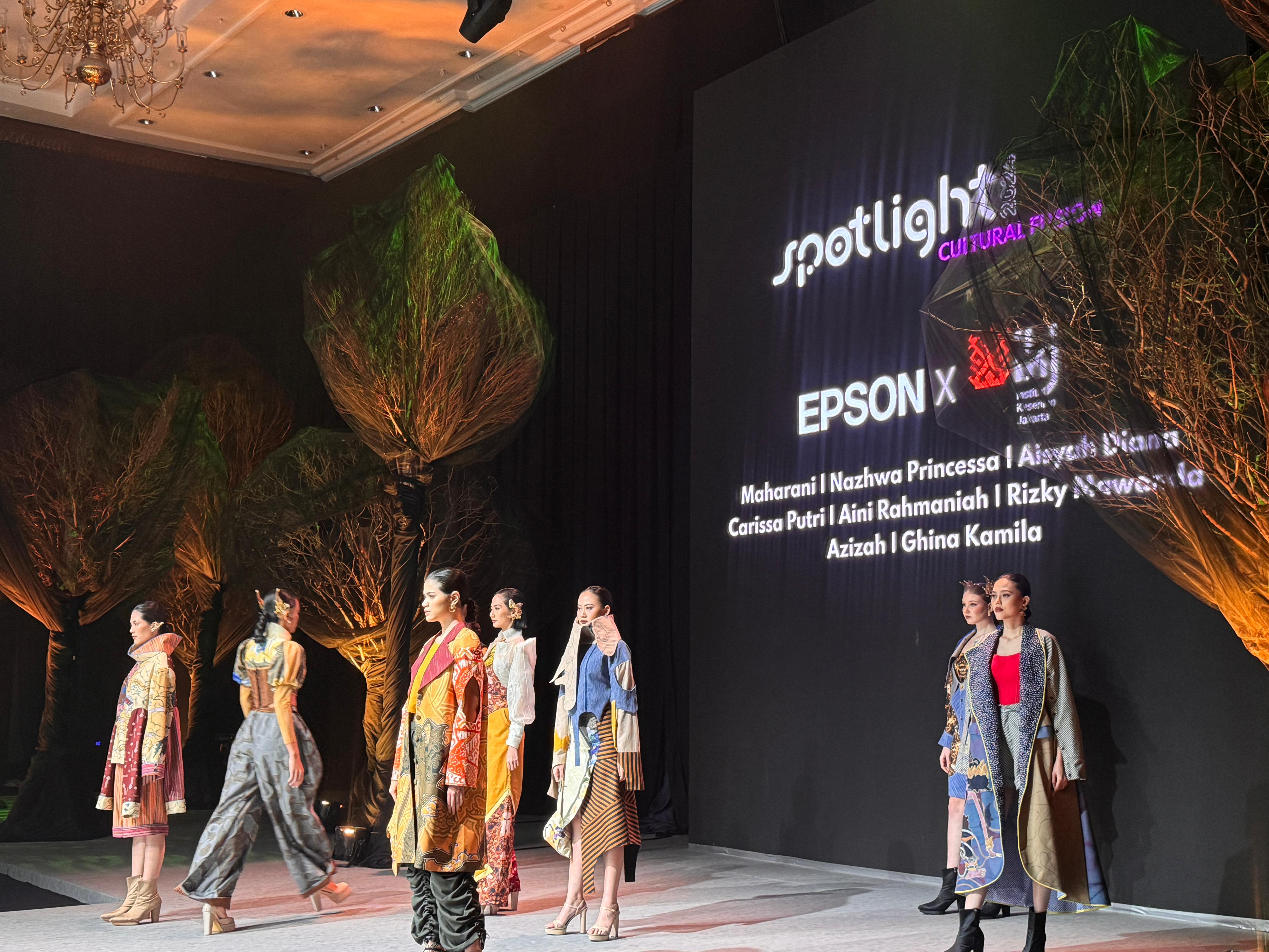 Event SPOTLIGHT 2024 digelar Prodi Desain Produk Mode dan Busana, Fakultas Seni Rupa dan Desain IKJ didukung penuh oleh Epson.