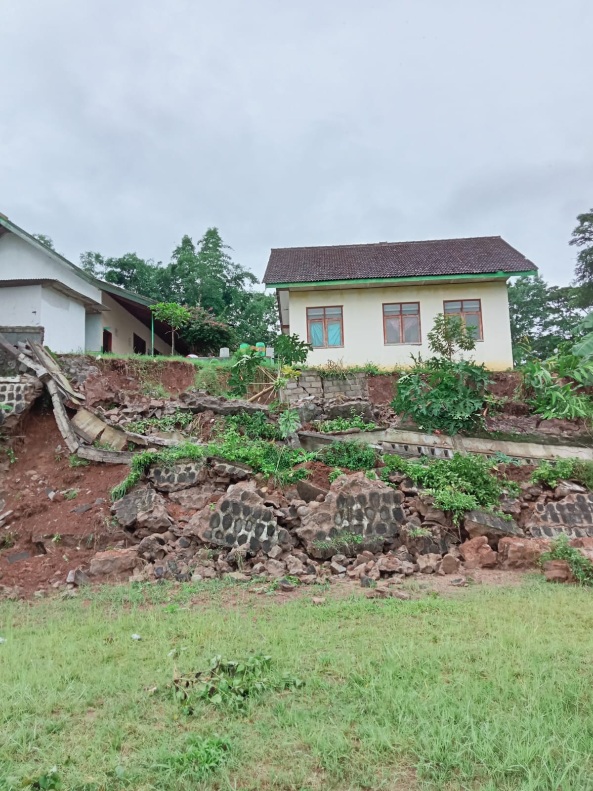 Talud SDN 1 Tunggur Kecamatan Slogohimo, Wonogiri longsor.