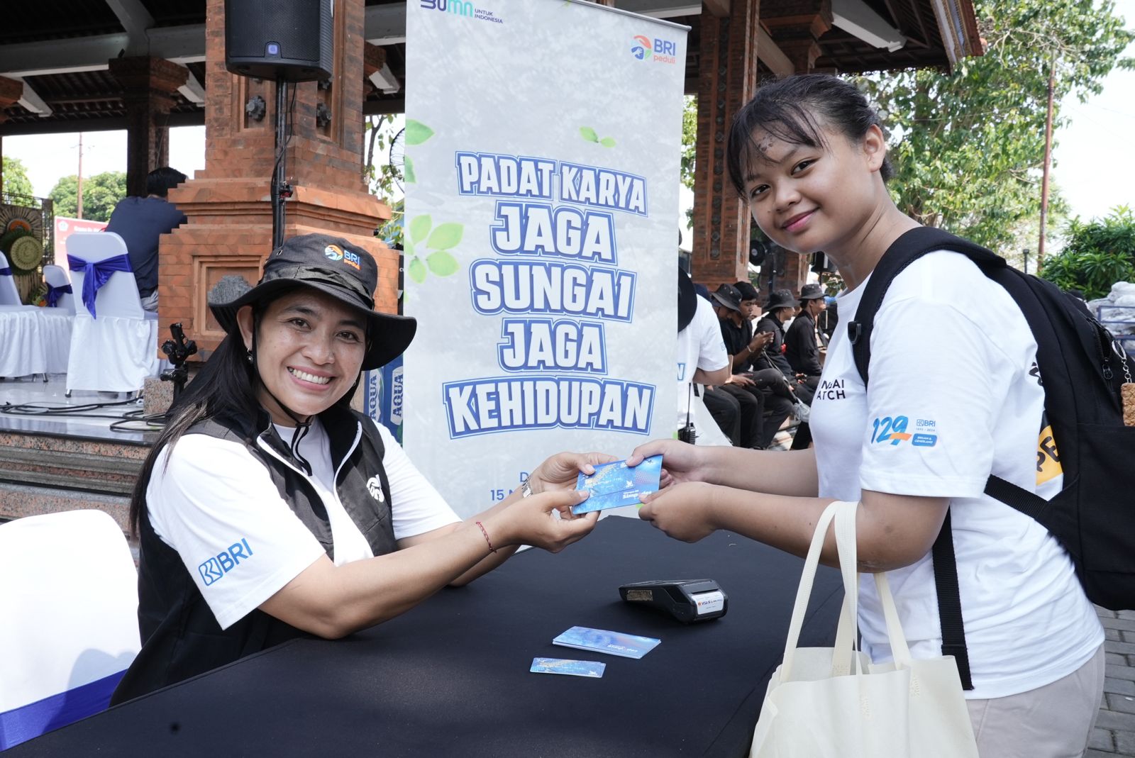 BRI juga membangun taman, ruang terbuka hijau, serta menyediakan fasilitas seperti alat pencacah sampah dan sarana pengangkut sampah.