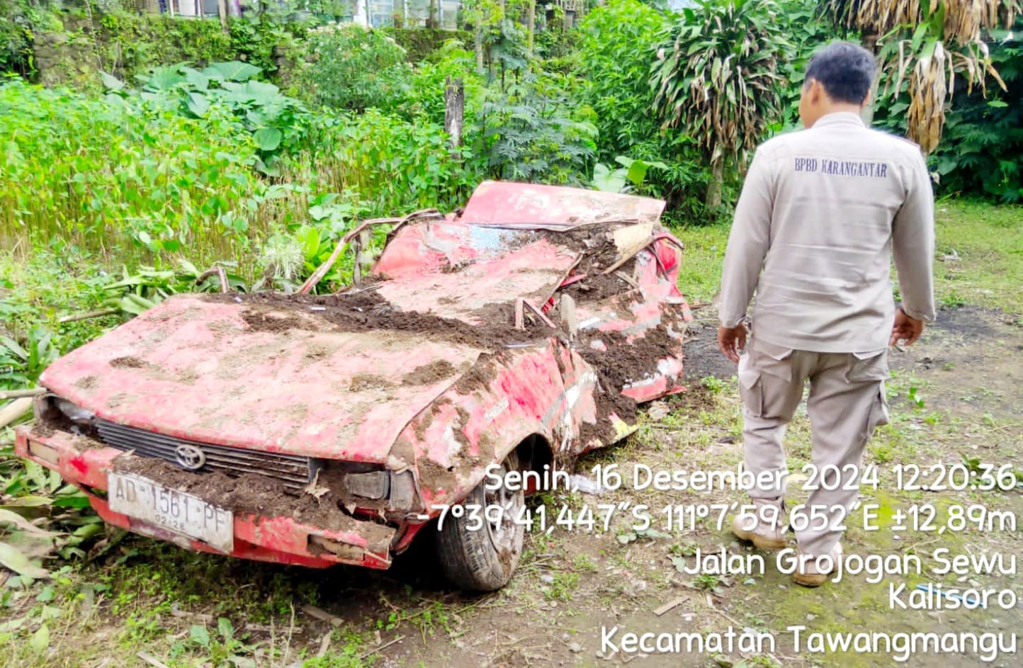 Kondisi mobil warga Kalisoro, Tawangmangu, Karanganyar yang tertimpa longsor pada Senin (17/12/2024) sore. (BPBD Karanganyar for Radar Solo)