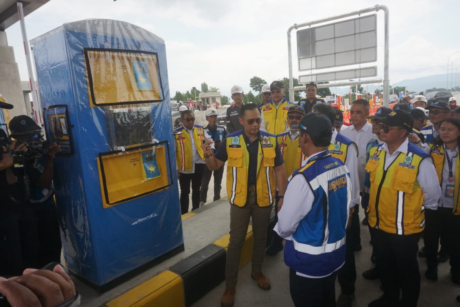 Menko  Bidang Infrastruktur dan Pembangunan Kewilayahan Agus Harimurti Yudhoyono (AHY) mengecek Gerbang Tol Prambanan pada Jalan Tol Solo-Jogja, Selasa (17/12/2024) siang. (Angga Purenda/Radar Solo)