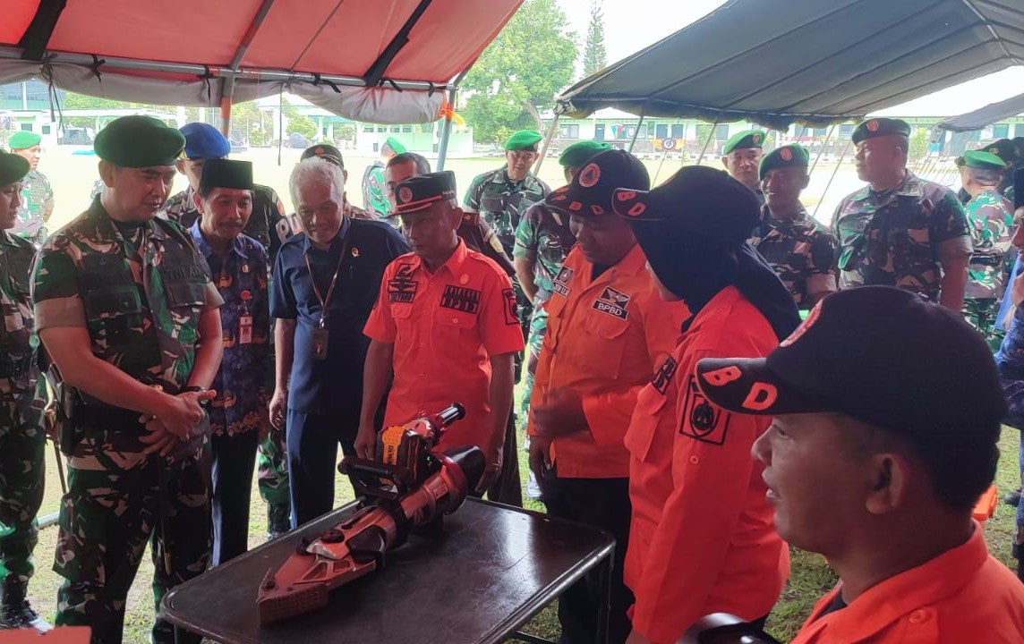 Danrem 074/ Warastratama Kolonel Inf Ali Akhwan (kiri) mengecek kesiapan alat penanganan bencana di Yonif 408/Suhbrastha, Selasa (17/12/2024). (Ahmad Khairudin/Radar Solo)