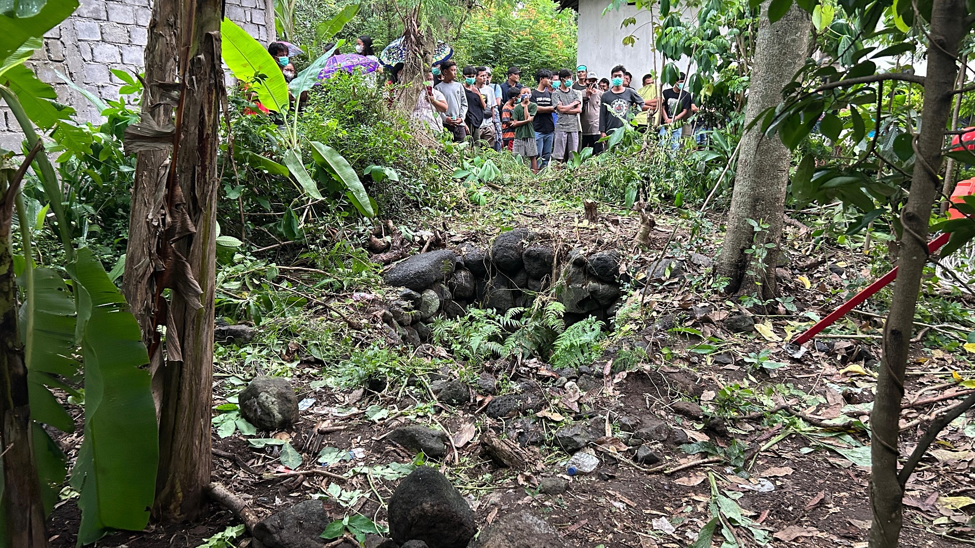 Sumur yang menjadi lokasi penemuan korban di Desa Tambakan, Kecamatan Jogonalan, Klaten. (Dokumentasi Polsek Jogonalan)