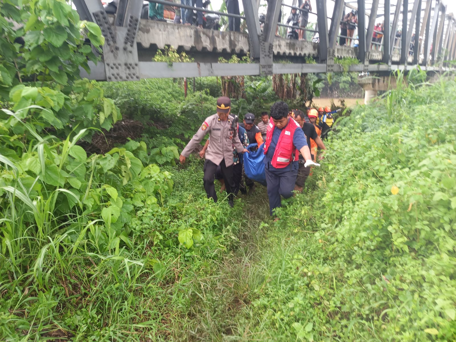 Polisi dan relawan evakuasi remaja yang hanyut di Sungai Bengawan Solo wilayah Plupuh, Sragen pada Selasa (17/12/2024). (Ahmad Khairudin/Radar Solo)