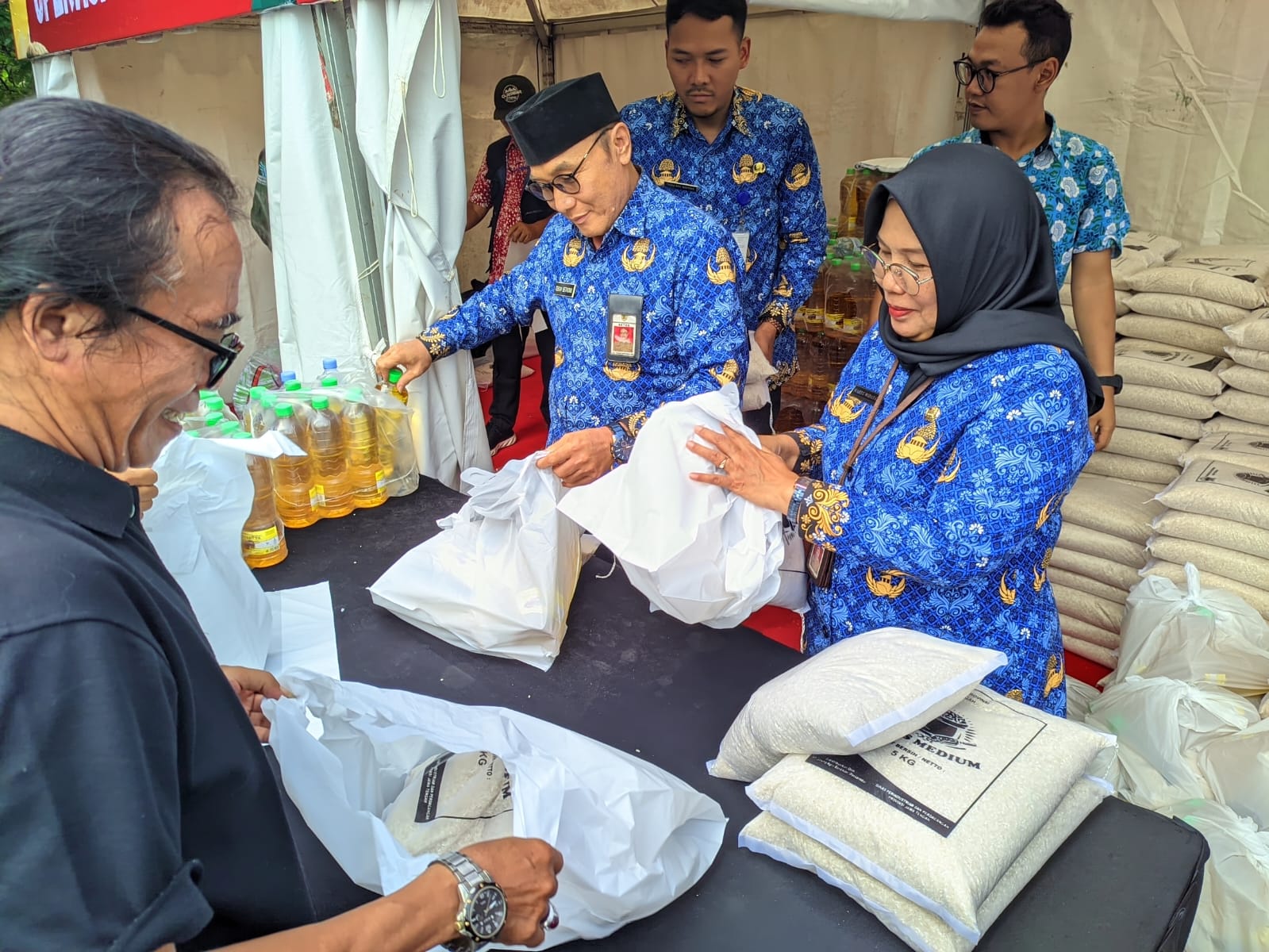 Asisten Pemerintahan dan Kesra Sekda Wonogiri Teguh Setiyono dan Kepala Disdag & KUKM Wonogiri Wahyu Widayati di operasi pasar dan bazar di area Terminal Tipe C Wonogiri, Selasa (17/12/2024).