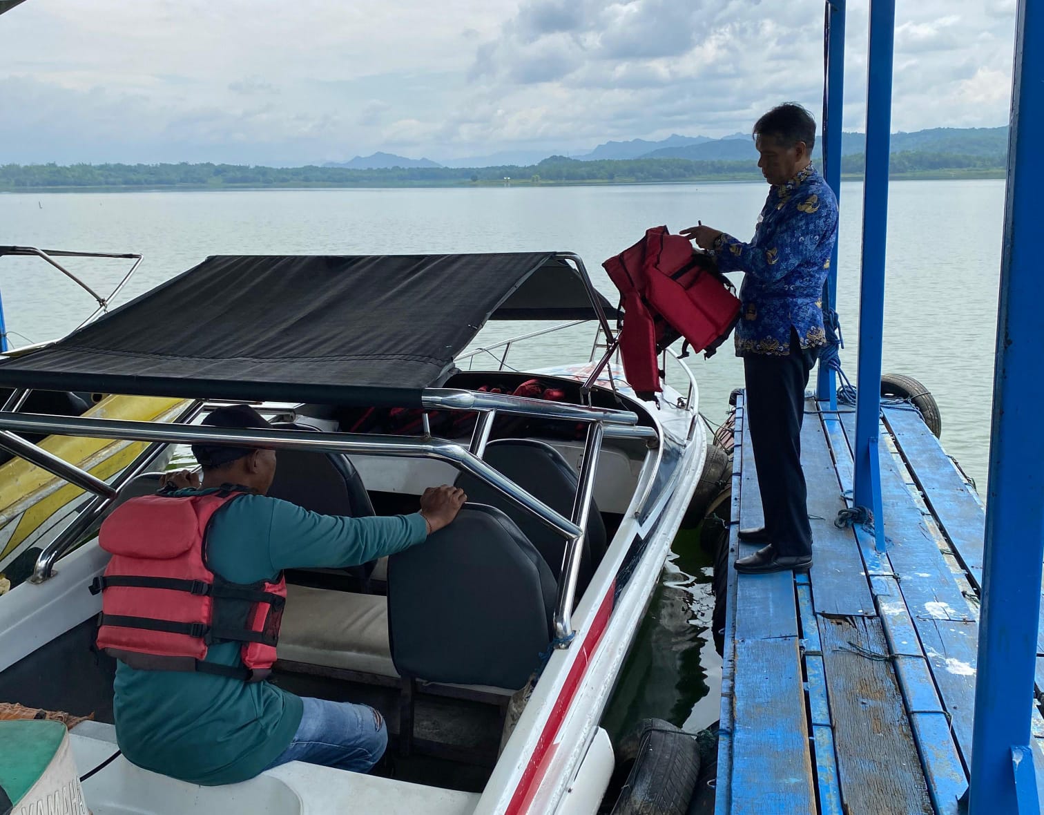 Kepala Dishub Wonogiri meninjau perlengkapan keselamatan perahu wisata di Objek Wisata WGM Wonogiri, Selasa (17/12/2024).