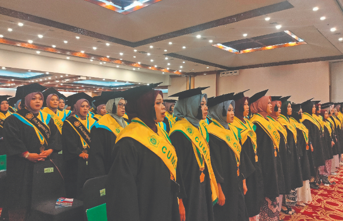 Wisuda Stikes Estu Utomo Boyolali dan Akfar Kusuma Husada Purwokerto, kemarin (18/12).