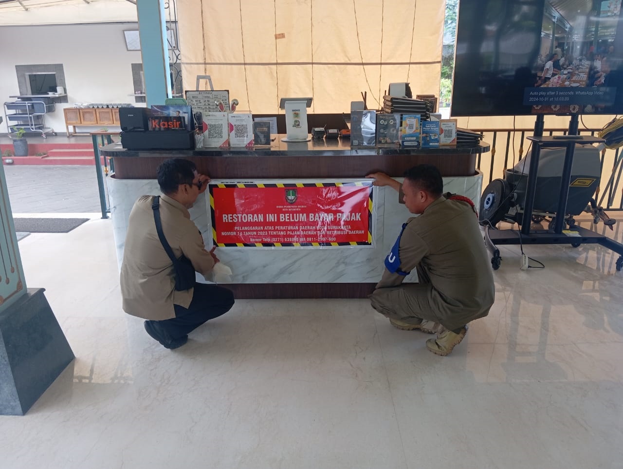 TEGURAN: Sebuah resto ditempeli stiker peringatan untuk membayar pajak oleh Bapenda Kota Solo, belum lama ini.