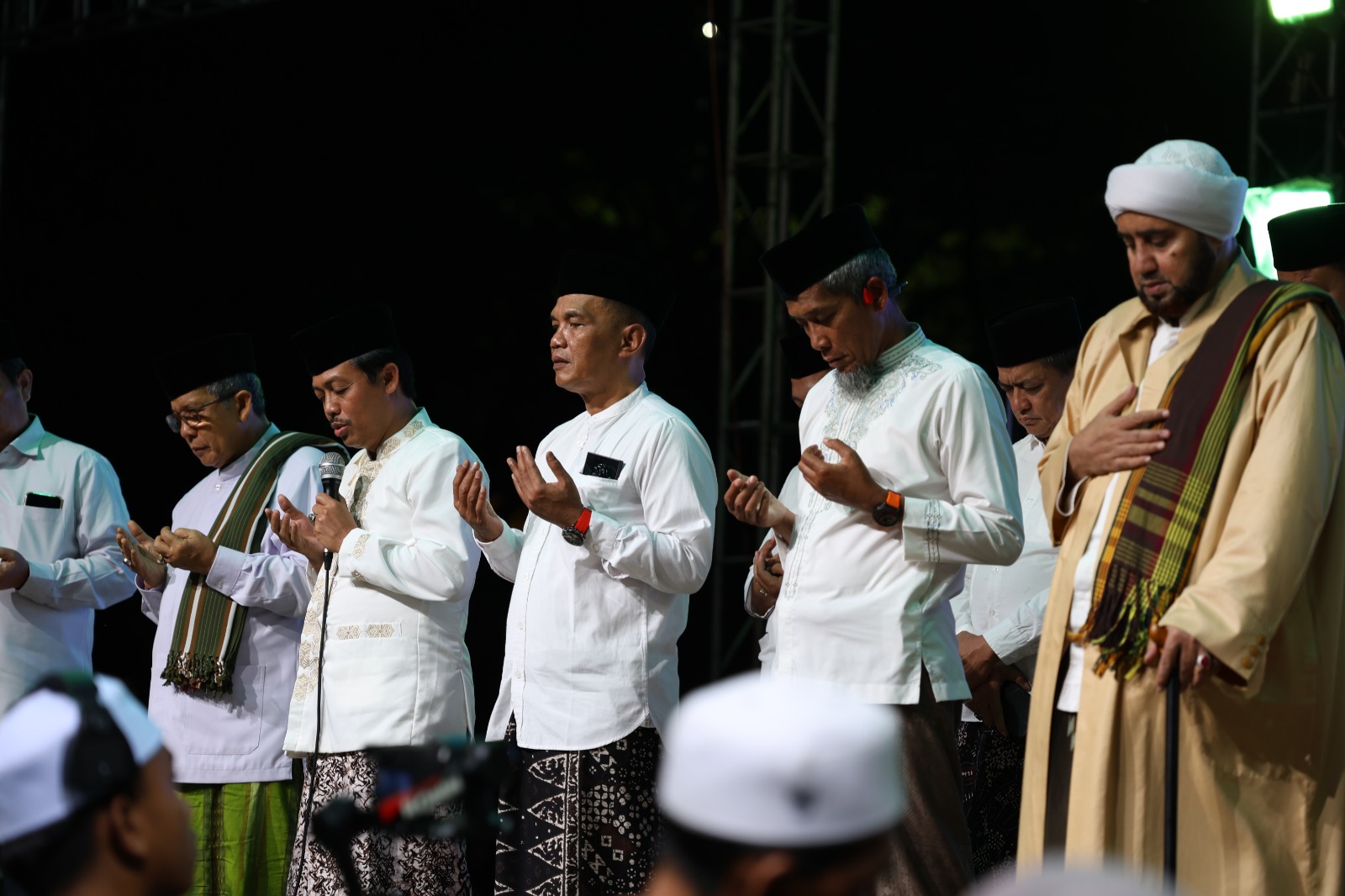 Ketua DPRD Jawa Tengah Sumanto (tiga dari kanan) saat menghadiri kegiatan Jateng Bershalawat dalam rangka HUT Ke-53 Korpri di Alun-Alun Karanganyar, Kamis (12/12/2024). (Humas DPRD Jateng)