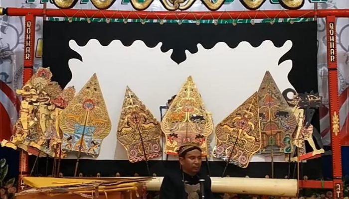 Guru SMKN 1 Giritontro yabg juga Guru Penggerak Angkatan 11 Wahyu Al Hidayat Jati pentaskan lakon wayang