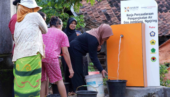 Warga Desa Gendayakan, Paranggupito kini bisa mengakses air bersih berkat jaringan distribusi air bersih&nbsp;Djarum Sumbangsih Sosial.