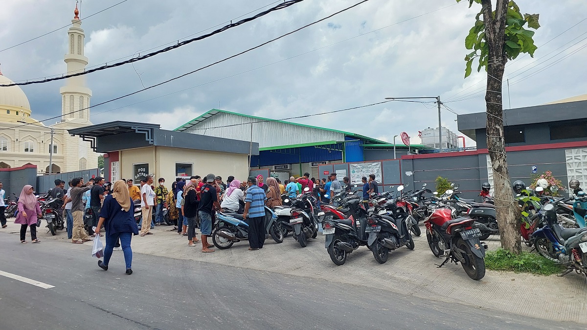 Warga mendatangi rumah pemotongan ayam yang dituding sebabkan bau menyengat.