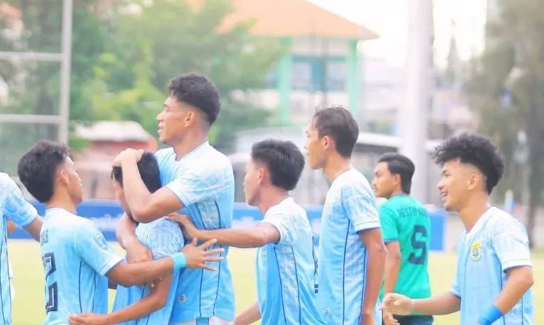 Pemain Perserang Serang merayakan golnya melawan Persikab Bandung di Solo (19/12/2024).