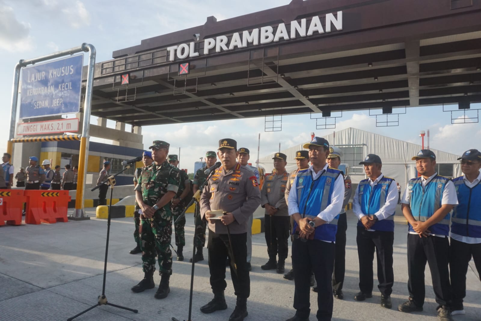 Kapolri dan Panglima TNI saat memberikan keterangan ke awak media di Gerbang Tol Prambanan Klaten. (Angga Purenda/Radar Solo)