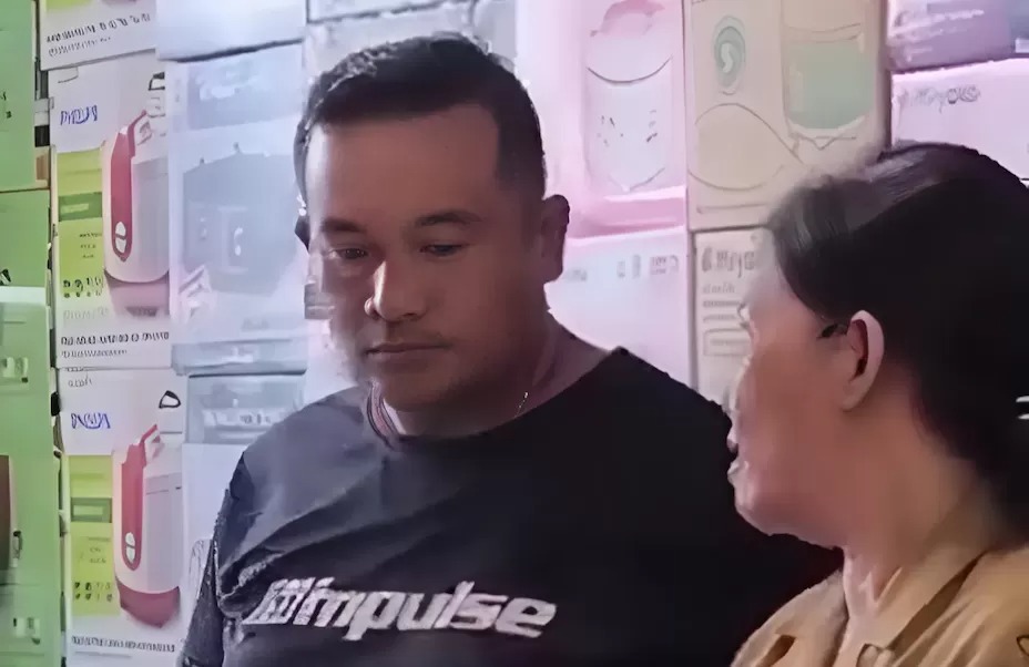 Tangkapan layar video viral seorang oknum polisi mengancam menembak karyawan toko elektronik di Kota Tebing Tinggi, Sumatera Utara.