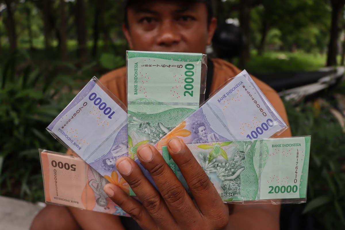 Ilustrasi pecahan uang rupiah. THR untuk penjabat negara mulai dicairkan.