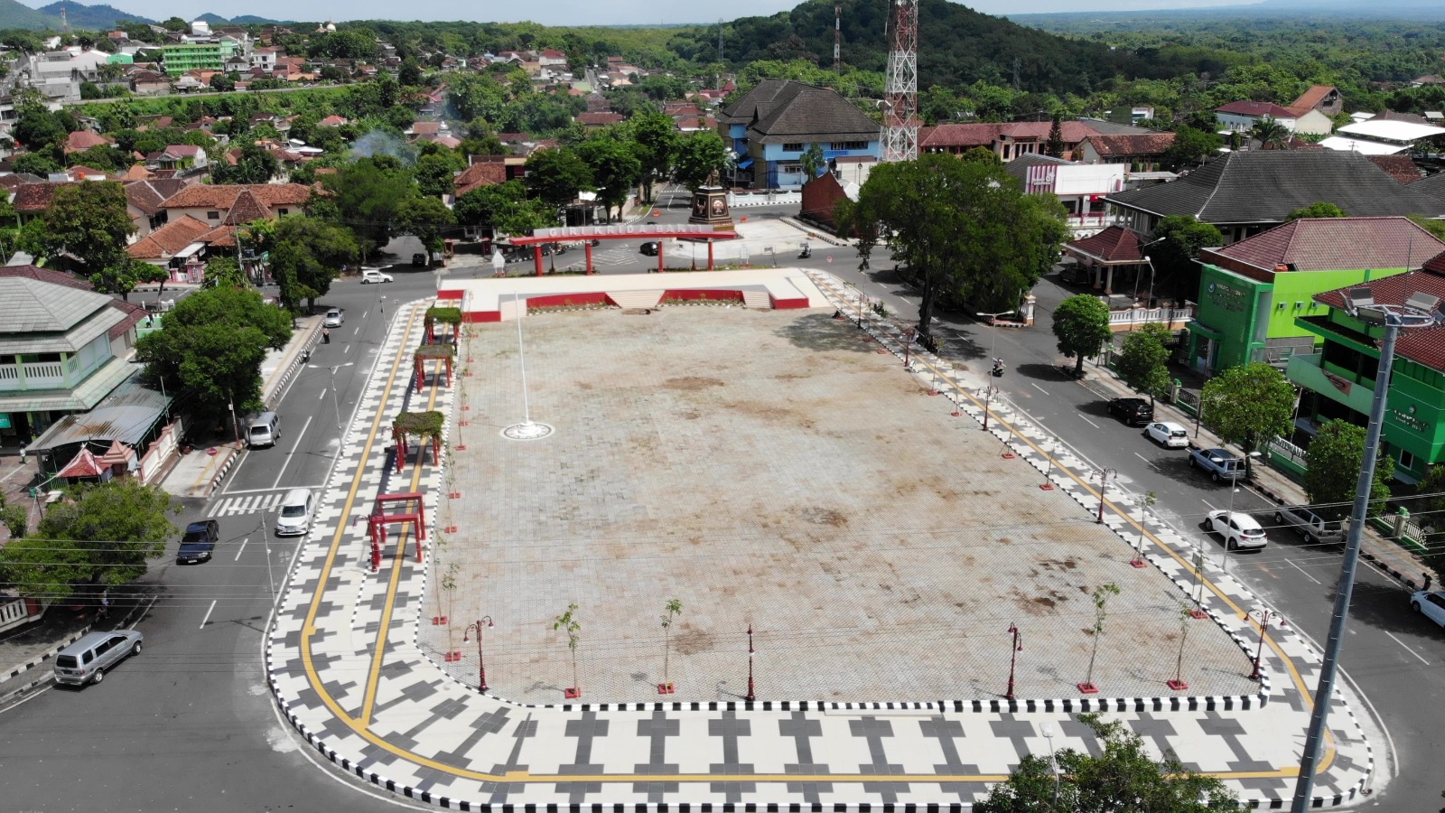 Foto udara area Alun-alun Giri Krida Bakti Wonogiri dan Patung Ir. Soekarno yang direvitalisasi.