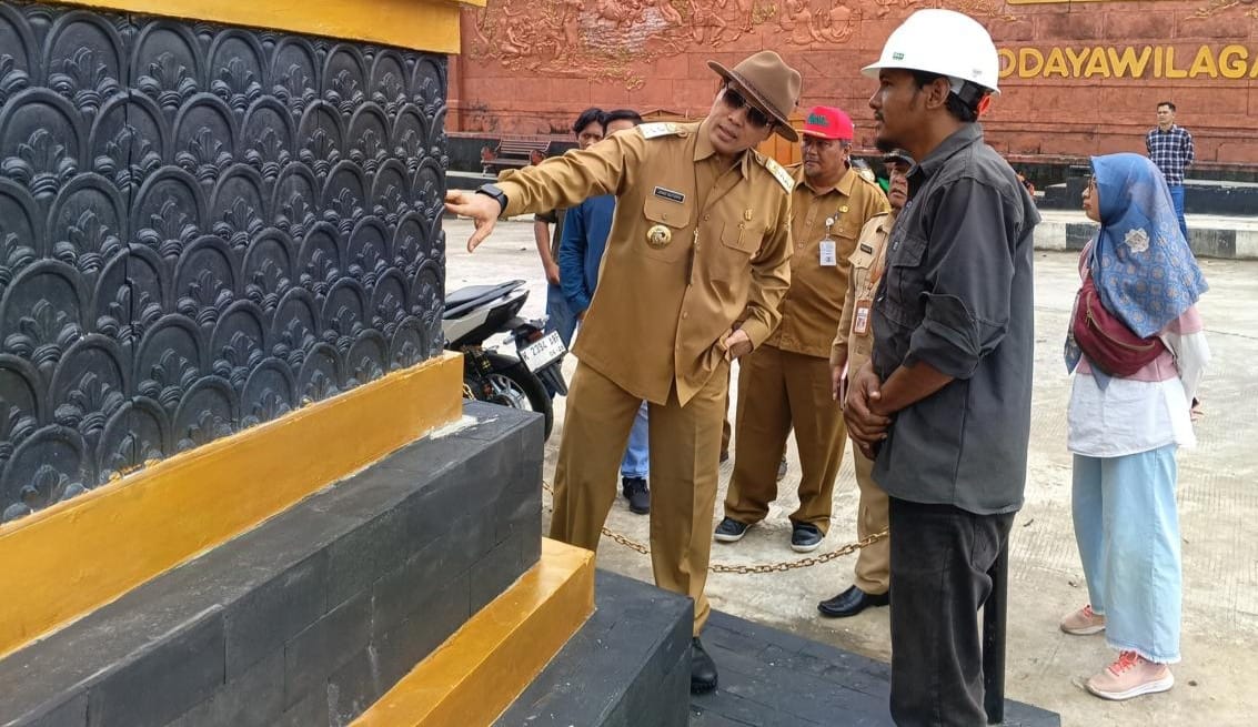 Bupati Wonogiri Joko Sutopo pantau pekerjaan di patung Ir. Soekarno.