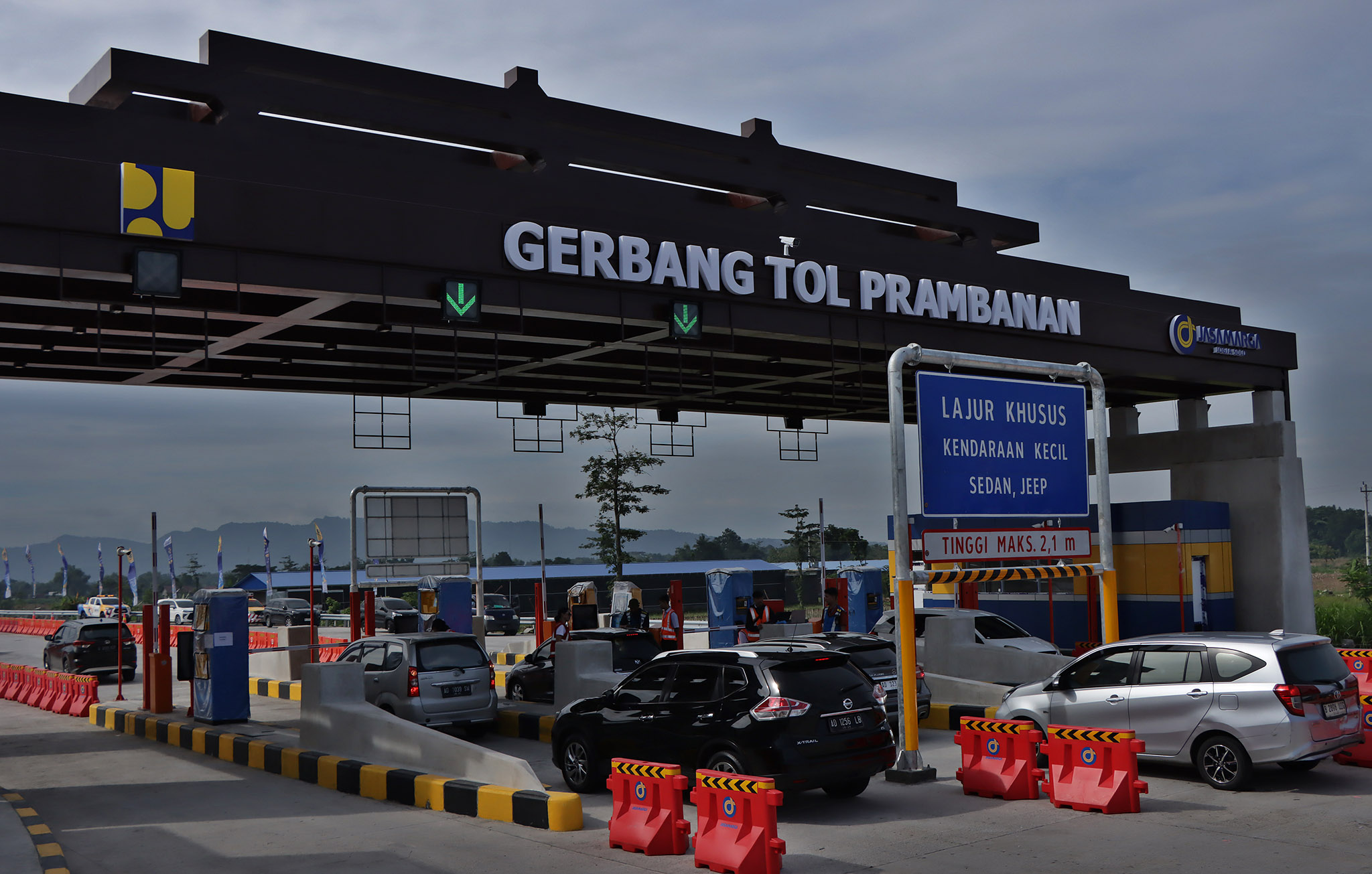 Gerbang Tol Prambanan dipadati kendaraan saat pertama kali dibuka, Jumat (20/12/2024). (Arief Budiman/Radar Solo)