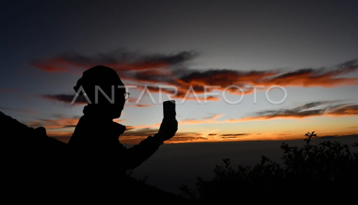 Momen matahari terbit (sunrise) di kawasan puncak Gunung Lawu.