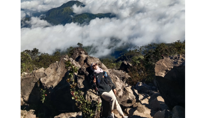 Pemandangan puncak Gunung Lawu.