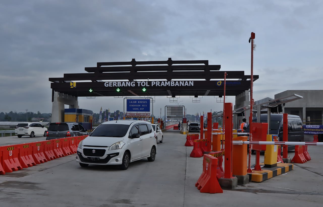 Kendaraan pribadi melintasi gerbang tol Prambanan, Jumat (20/12/2024). Infrastruktur ini untuk mendukung kelancaran lalu lintas saat libur Nataru.