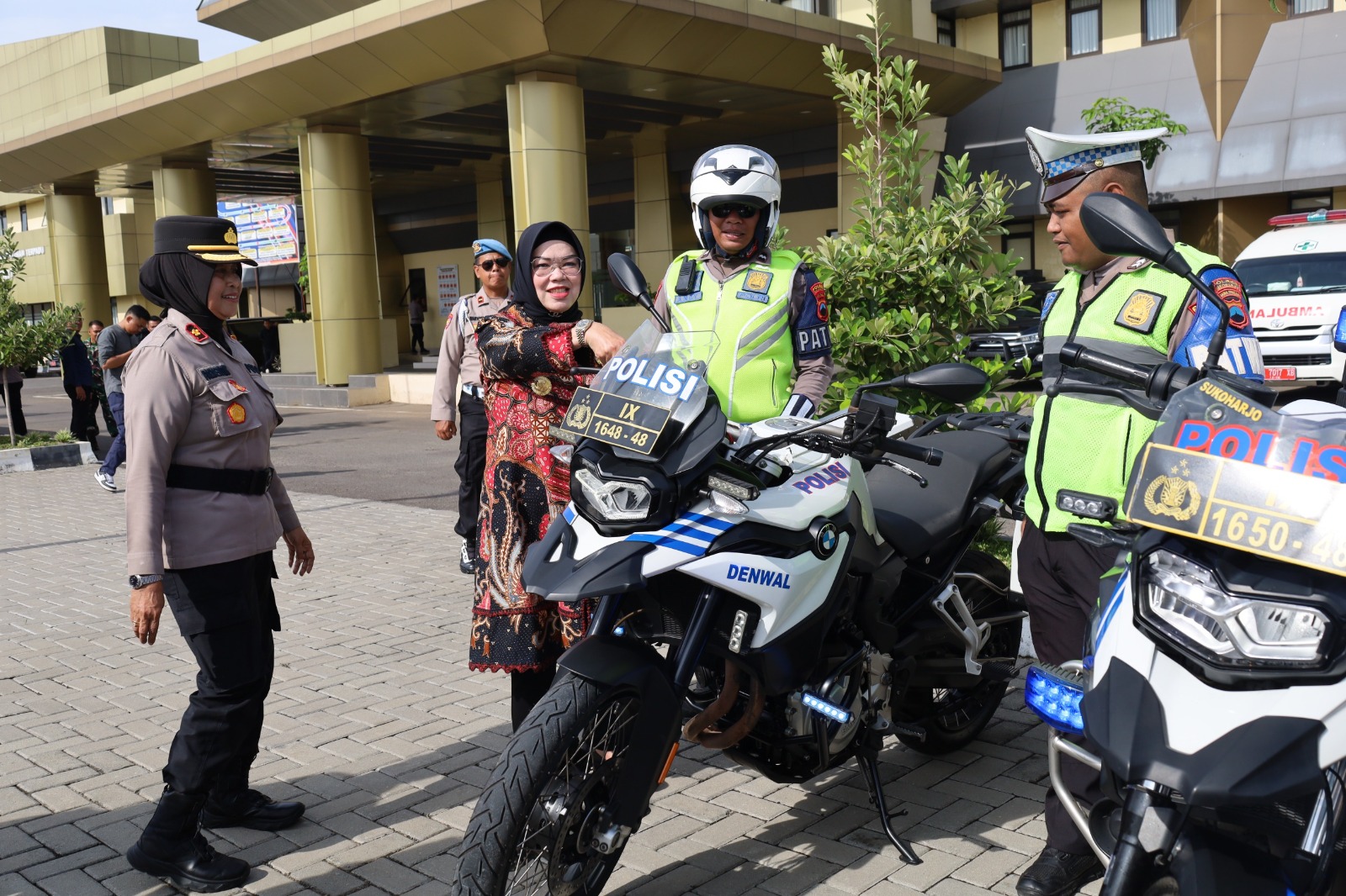 Bupati Sukoharjo mengecek sarana dan prasarana dalam apel gelar pasukan Operasi Lilin Candi 2024 di Lapangan Presisi Polres Sukoharjo, Jumat (20/12/2024).