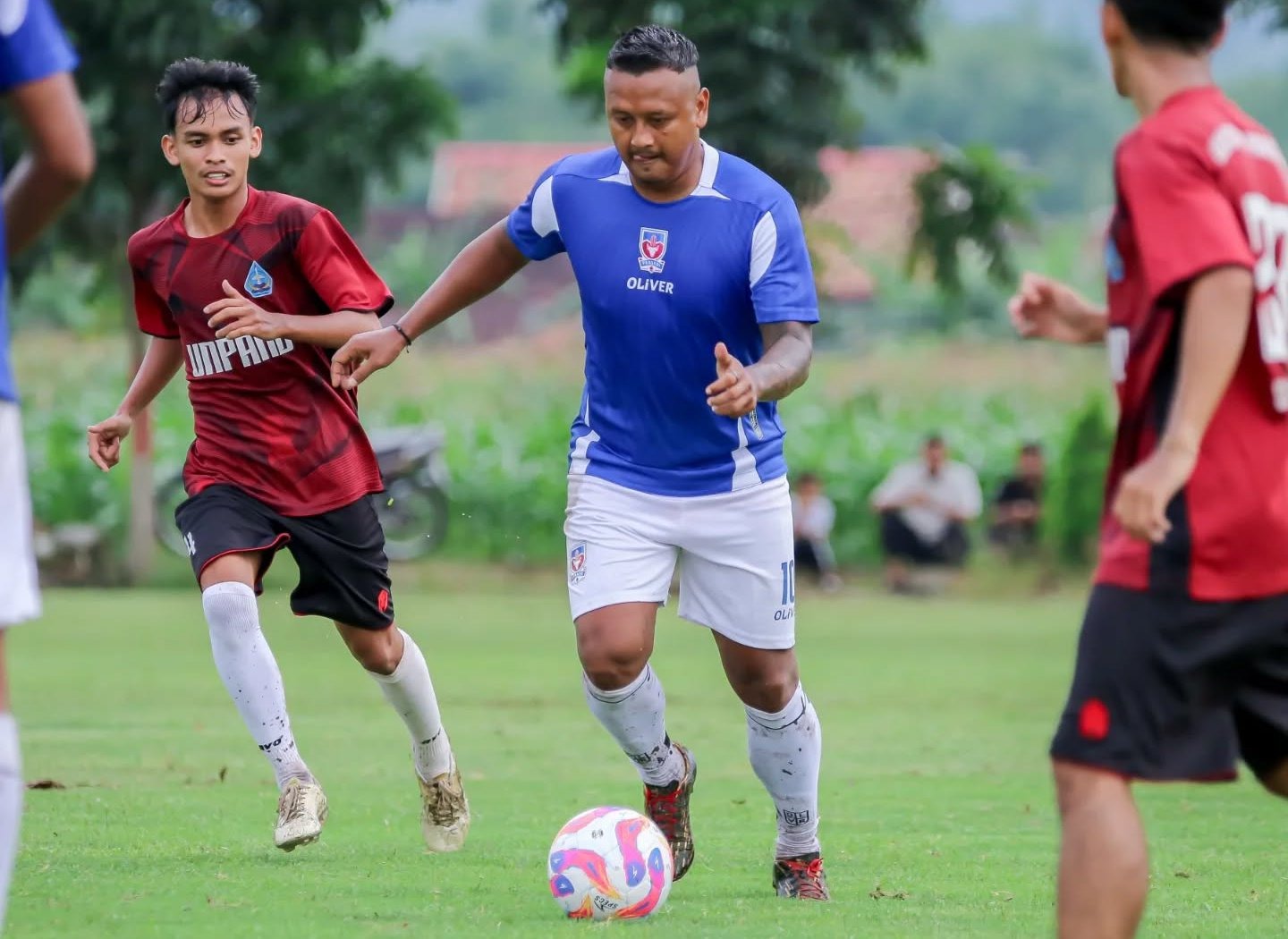 Striker Persebi Boyolali Joko Sasongko saat beruji coba dengan PS Unpand.