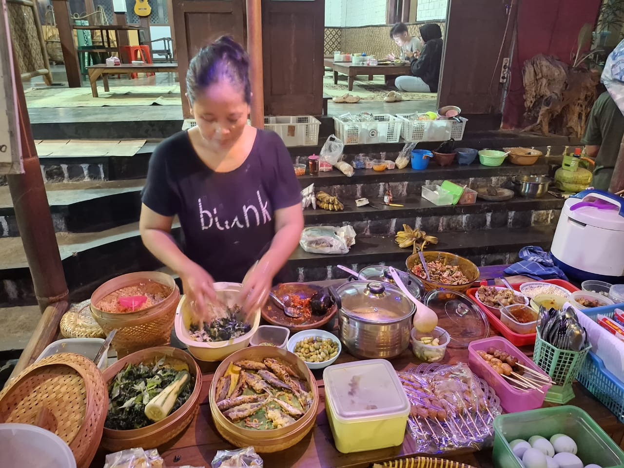 Mbak Yuli siapkan menu sego tiwul di Wedangan Omah Gedhek timur lampu merah Pokoh, Kelurahan Wonoboyo, Kecamatan Wonogiri Kota.