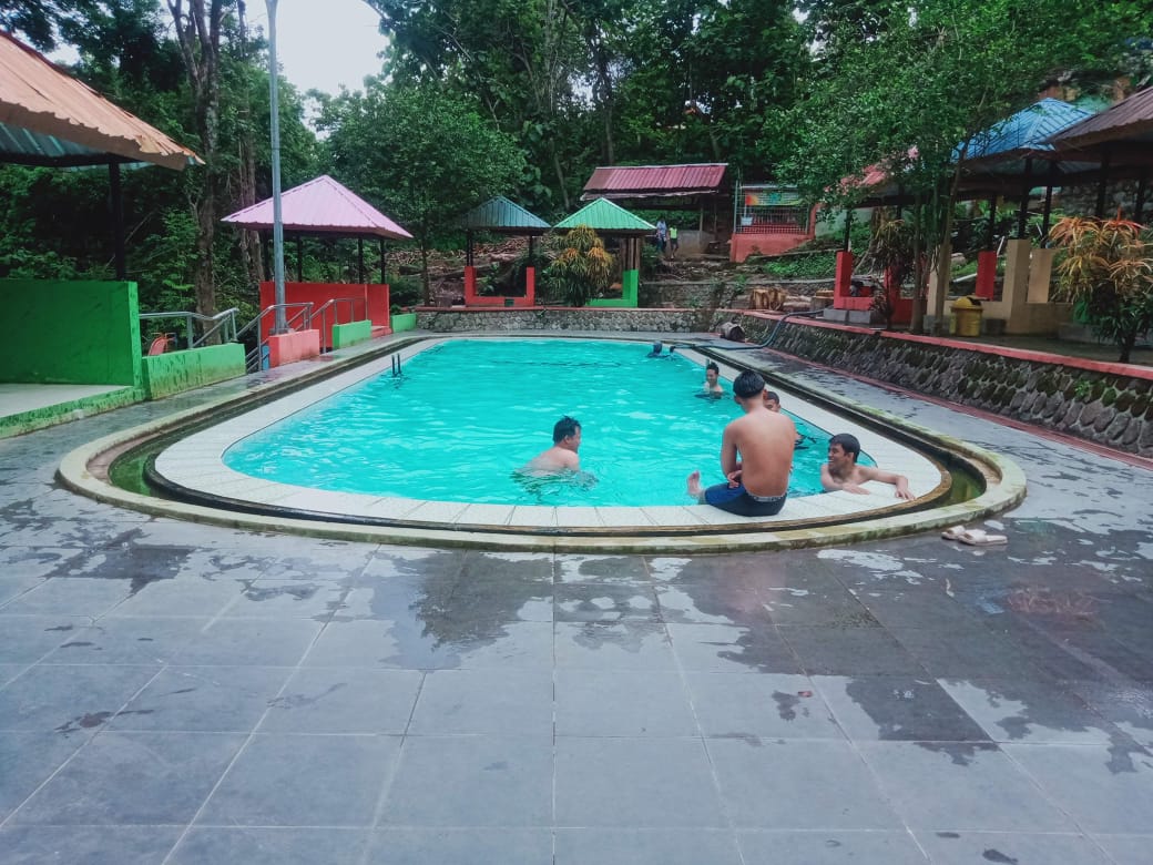 Sejumlah wisatawan menikmati kesegaran kolam dari sumber mata air alami Batu Seribu, Kecamatan Bulu, Sukoharjo. (Iwan Kawul/Radar Solo)