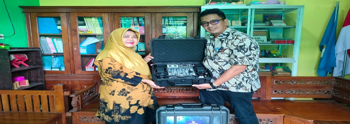 Ketua Tim PDIS FSP ISI Surakarta Bondet Wrahatnala menyerahkan dua unit Budmergo ke SLB Anugerah Colomadu Karanganyar.