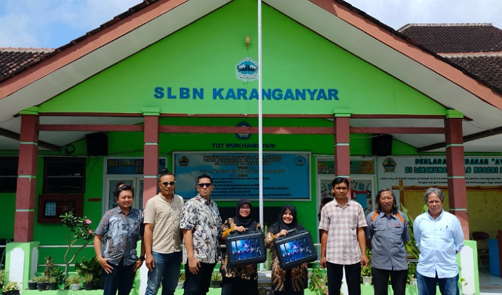 Tim PDIS FSP ISI Surakarta menyerahkan hibah dua unit Budmergo ke Kepala SLBN Karanganyar Farida Yuliati, dan Ketua Komunitas Seni Anak Berbakat Sri Nur Eny.