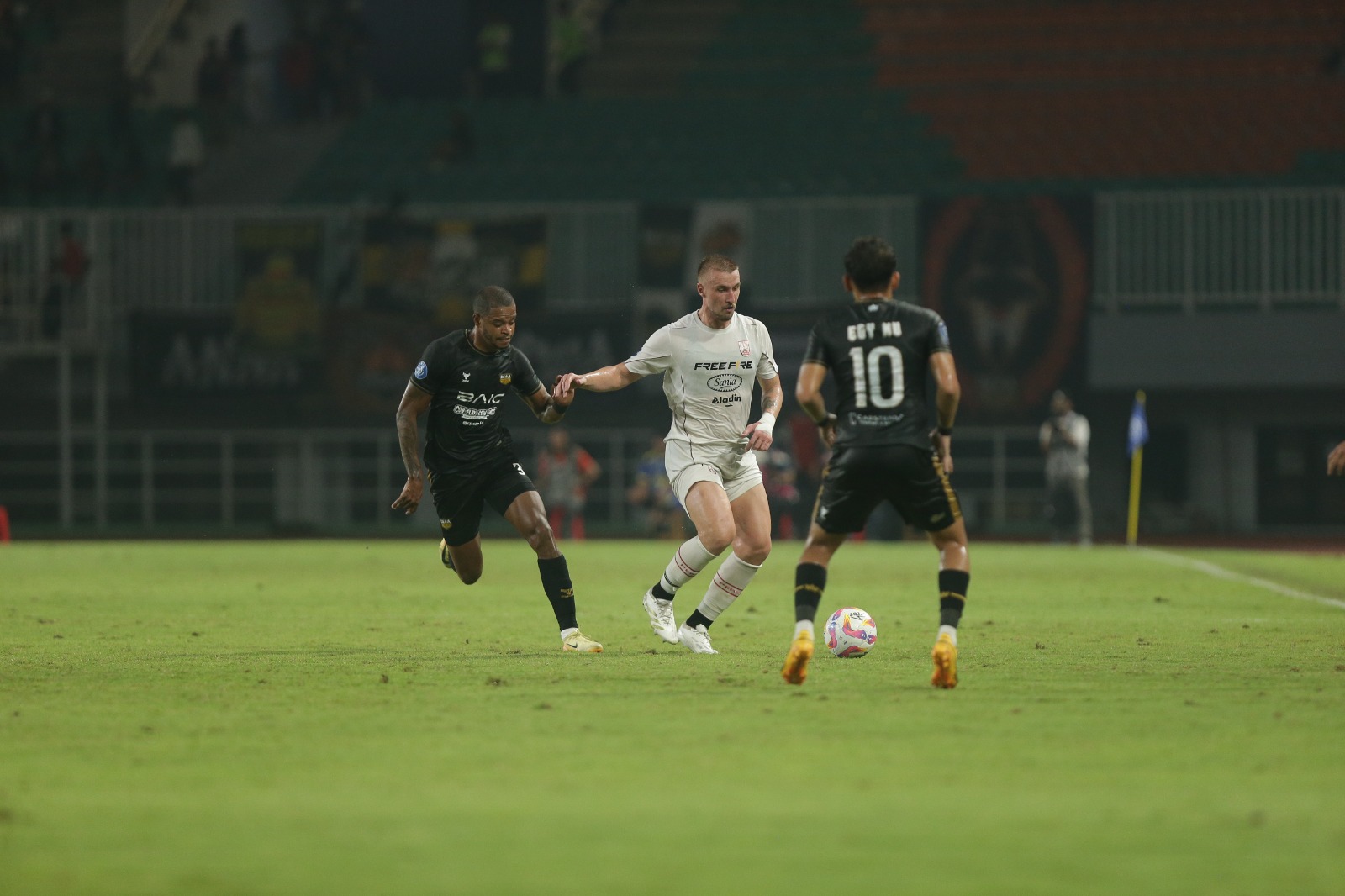 Laga Persis Solo melawan Dewa United di Stadion Pakansari (21/12/2024).