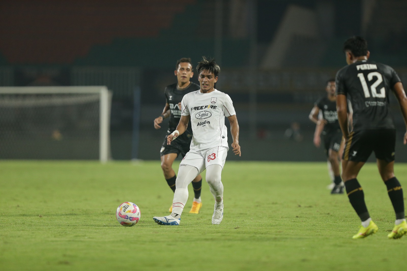 Laga Persis Solo melawan Dewa United di Stadion Pakansari (21/12/2024).