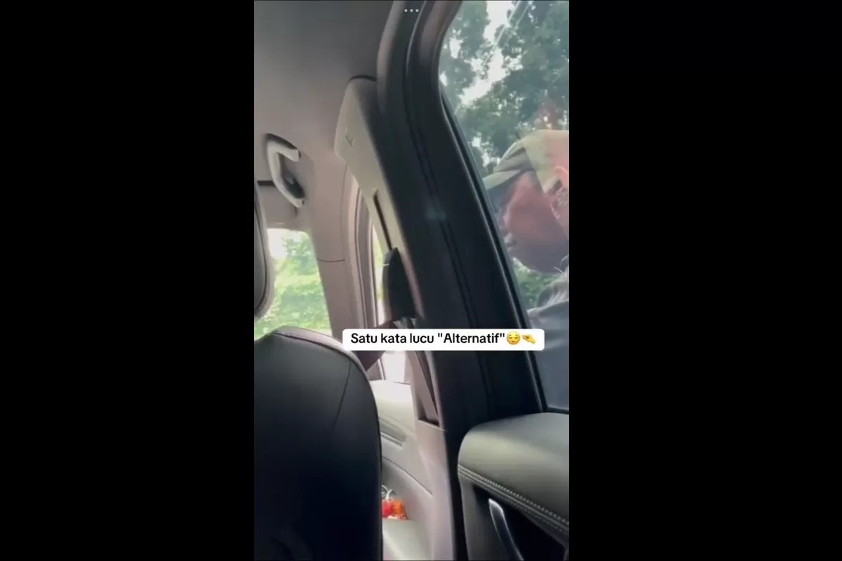 Tangkapan layar video viral terkait pemerasan yang dilakukan oknum tukang ojek penyedia jasa alternatif di Puncak, Bogor.