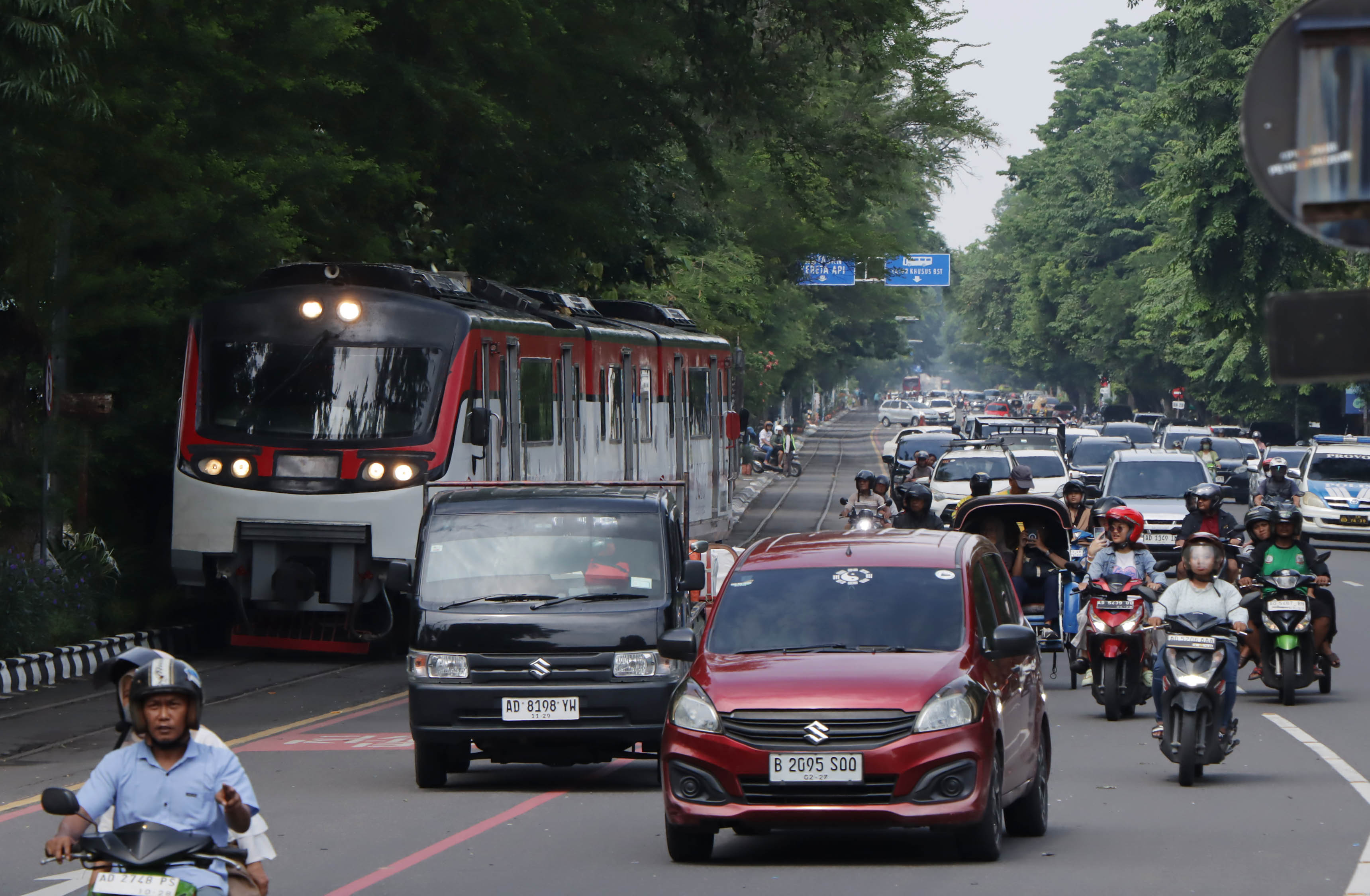 lalu lintas di Jalan Slamet Riyadi Solo. (Arief Budiman/Radar Solo)