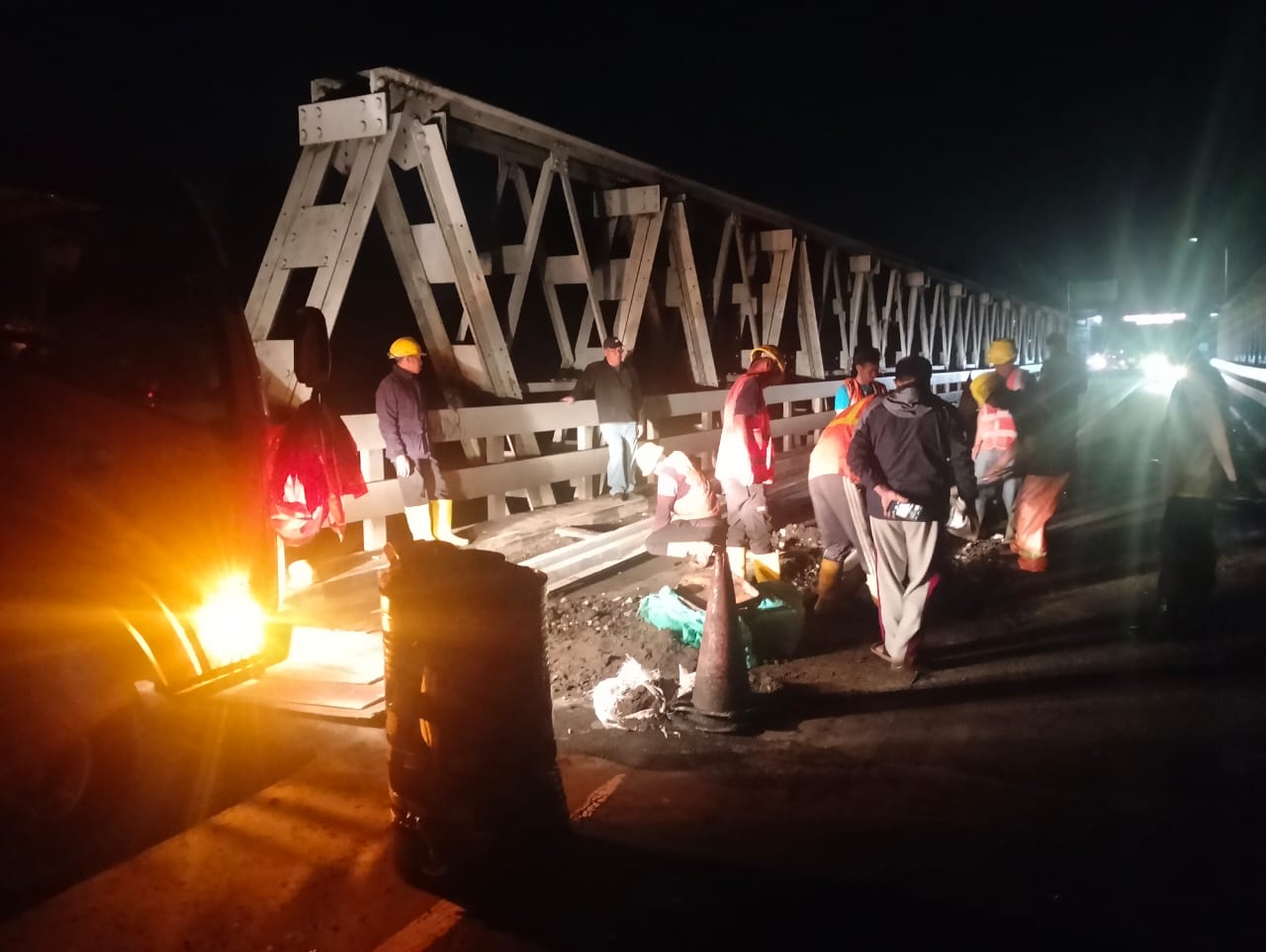 Proses perbaikan lubang di jembatan penghubung Wonogiri-Sukoharjo, Sabtu (21/12/2024) malam.