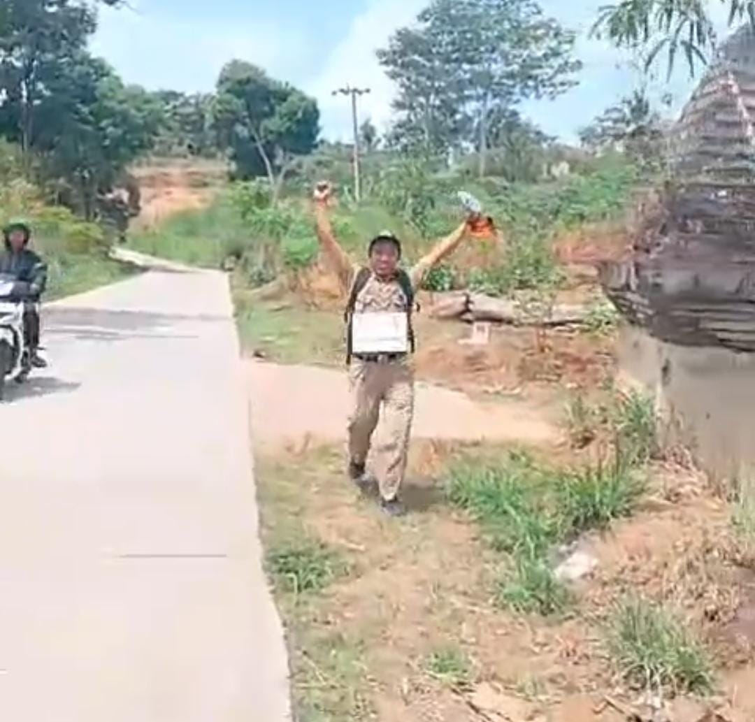 Andrianto, tunaikan nazarnya berjalan kaki lintas Provinsi Jateng-Jatim setelah pengajuan mutasinya dikabulkan.