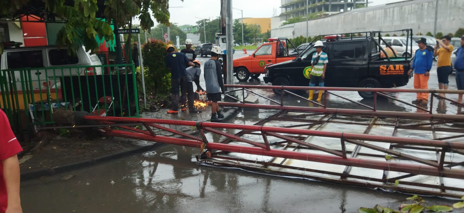 Baliho di depan Puskesmas Grogol, Sukoharjo yang roboh telah dibersihkan sehingga tidak mengganggu akses jalan, Minggu (22/12/2024).