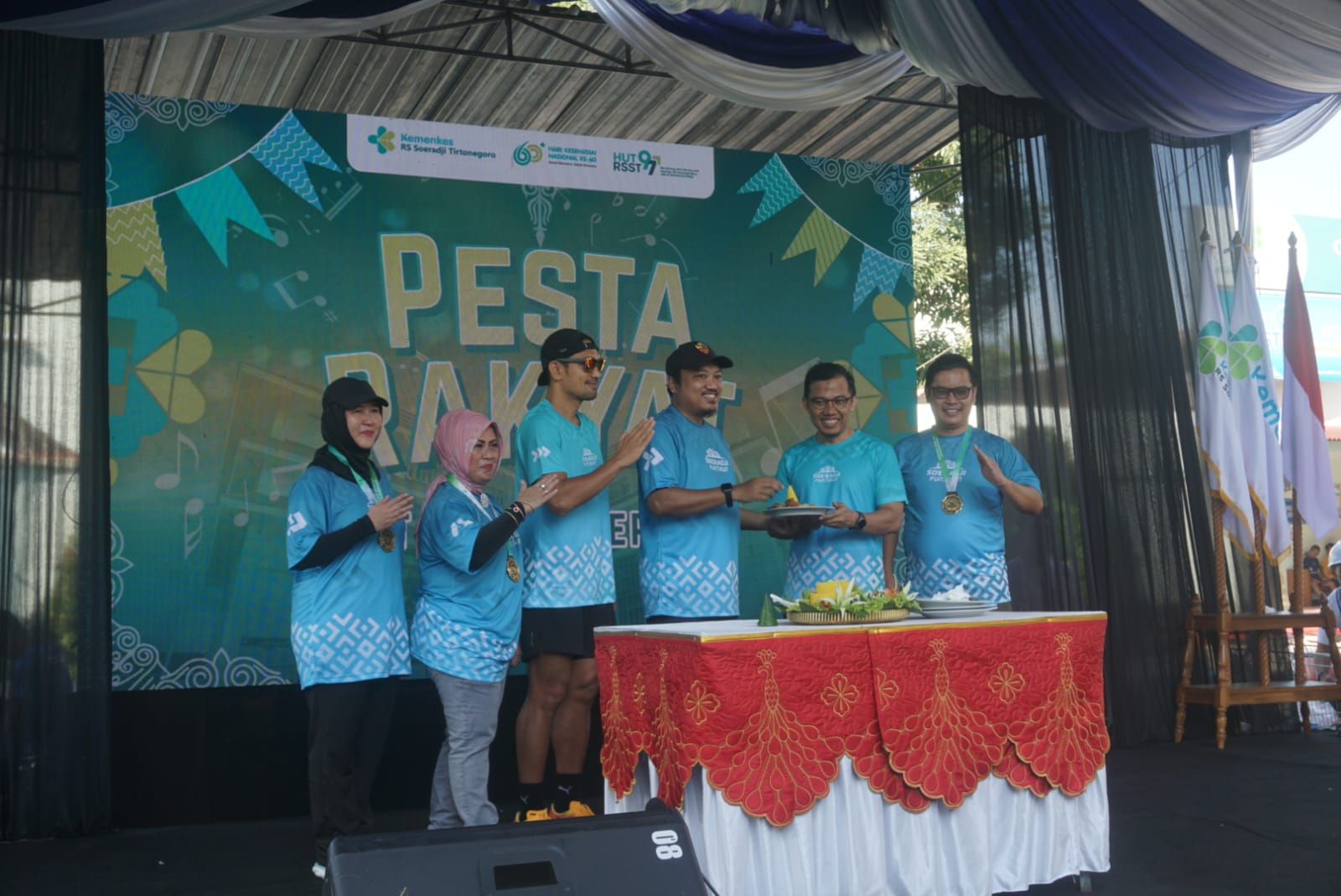 Plt Dirut RSUP dr Soeradji Tirtonegoro Klaten dr. Sholahuddin Rhatomy, Sp.OT. (K) potong tumpeng dalam Puncak HUT ke-97 RSST Klaten.