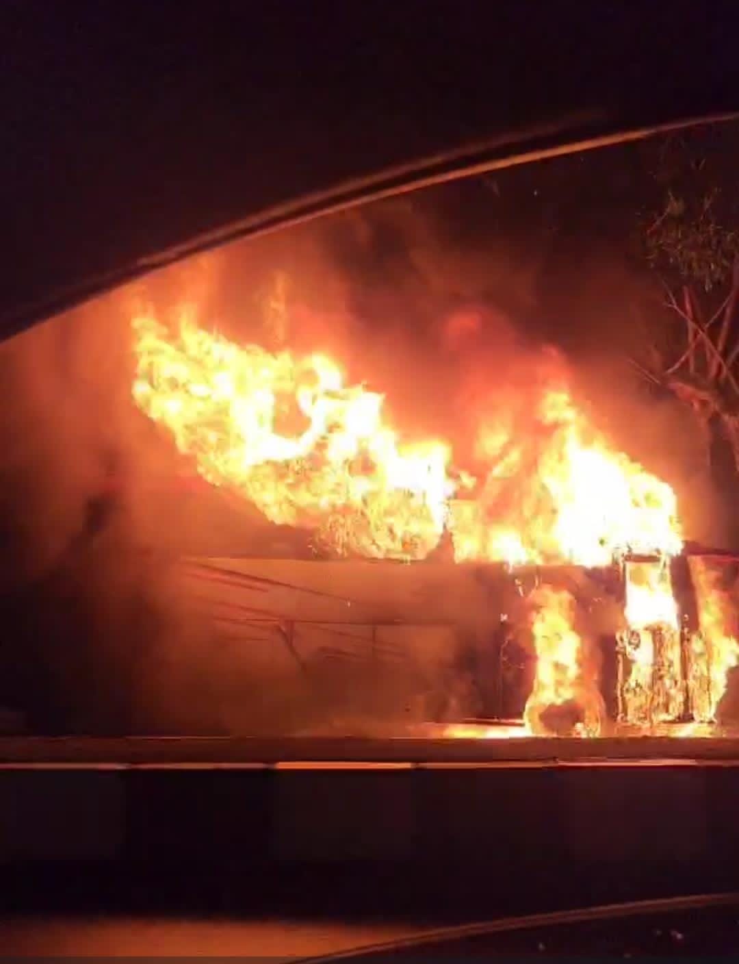 Bodi bus pariwisata asal Yogya terbakar ludes terbakar.