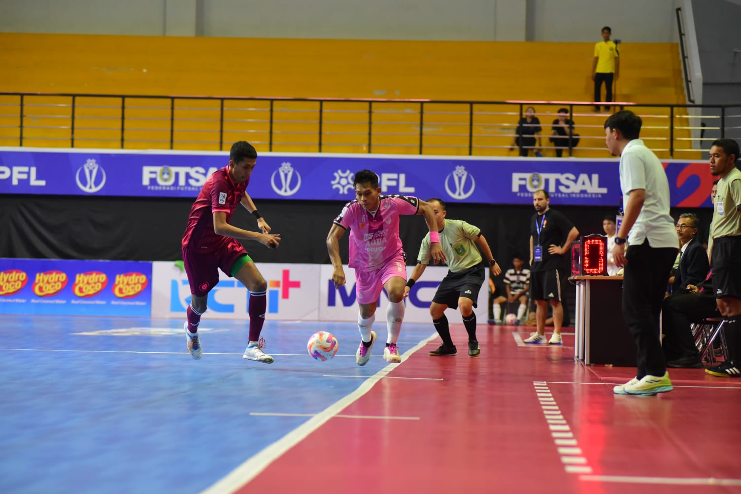 Unggul FC lawan Moncongbulo FC 7-1 dalam Pro Futsal League 2024/2025 di di GOR Bung Karno, Sukoharjo, Minggu (22/12).