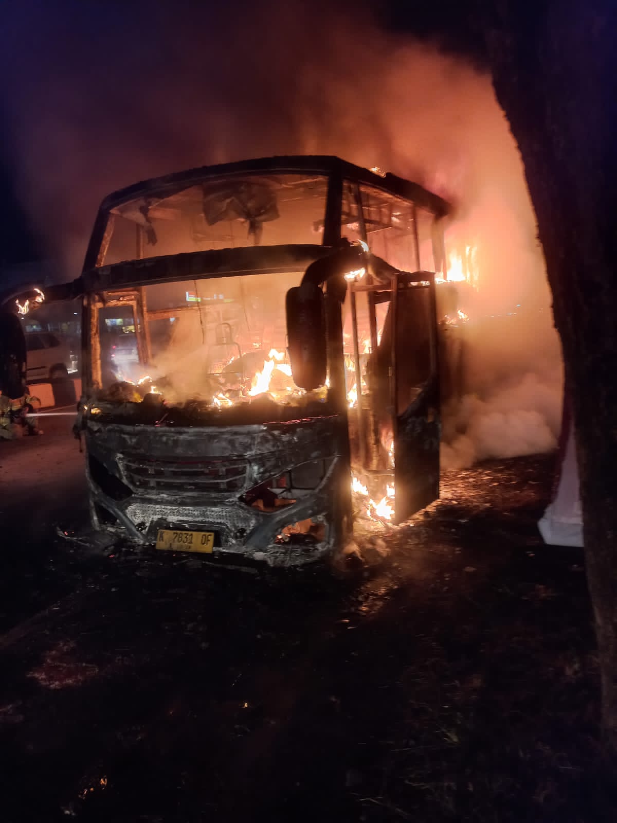Bus rombongan wisata religi yang terbakar di Jalan Solo-Yogya, Pakis, Desa Kepanjen, Kecamatan Delanggu, Klaten.