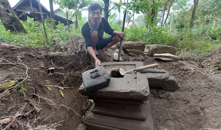 Warga menunjukan temuan Yoni dan Fragmen kaki arca di Dusun Tawangsari, Desa Ringinlarik, Kecamatan Musuk, Boyolali.&nbsp;