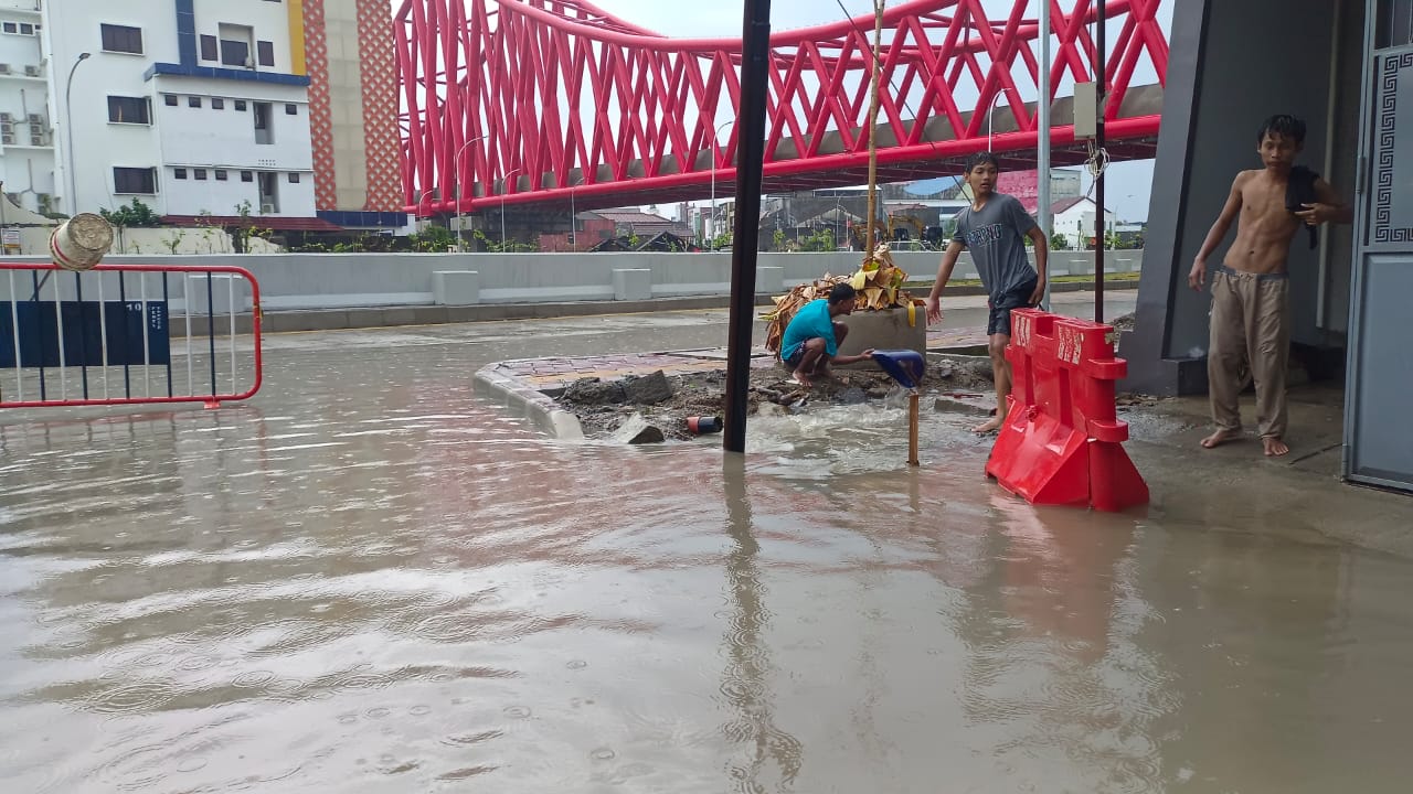 Air menggenangi Kampung Sambirejo, Kelurahan Banjarsari, Solo, usai kawasan itu diguyur hujan deras Minggu siang (22/12).