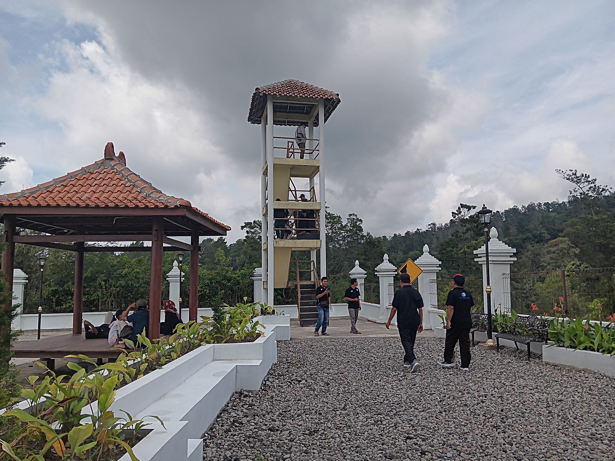 Gardu pandang Deles Indah Klaten untuk melihat puncak Gunung Merapi. (Angga Purenda/Radar Solo)