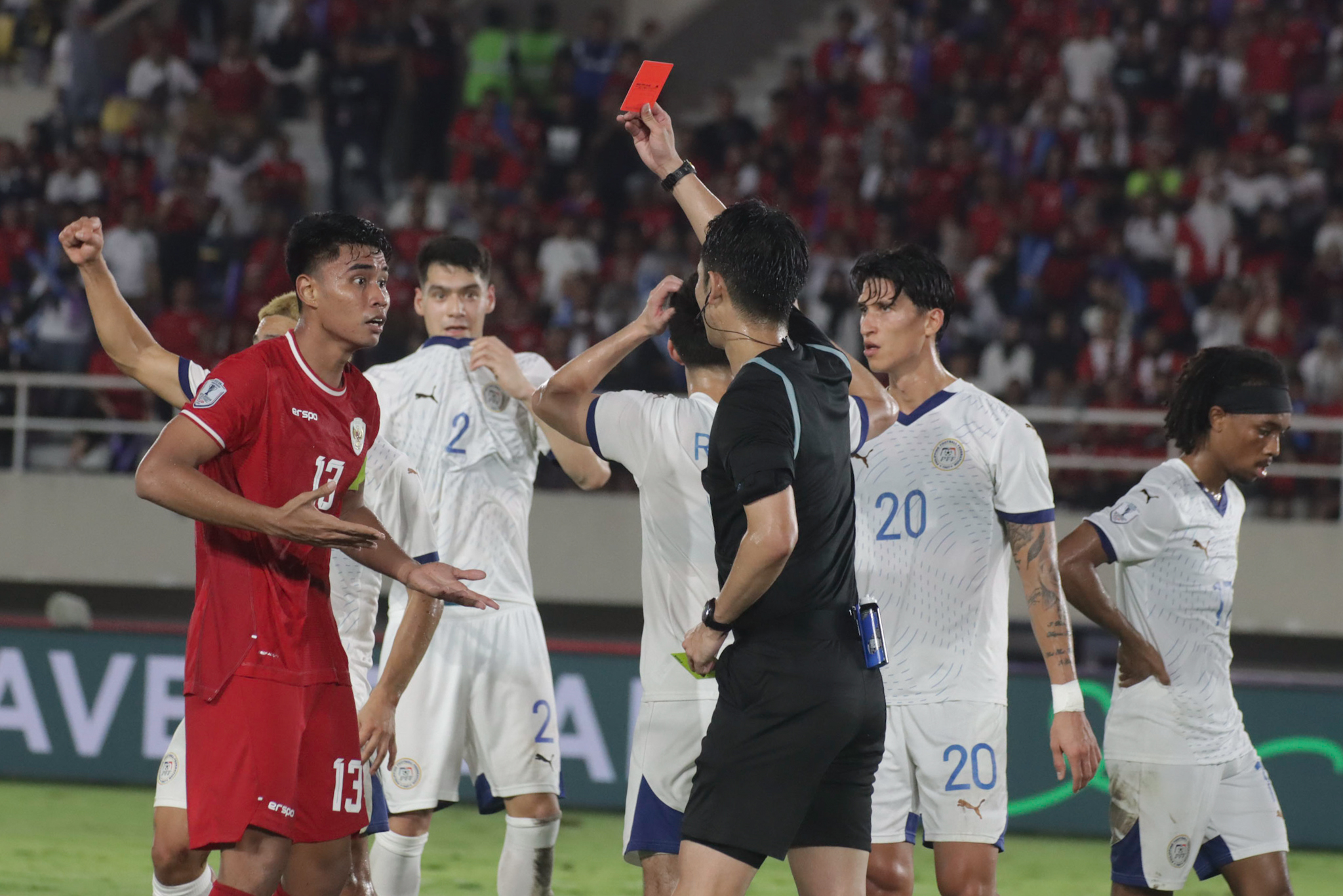 Ferarri mendapat kartu merah saat laga timnas Indonesia melawan Filipina di Piala AFF di Stadion Manahan Solo (21/12/2024).