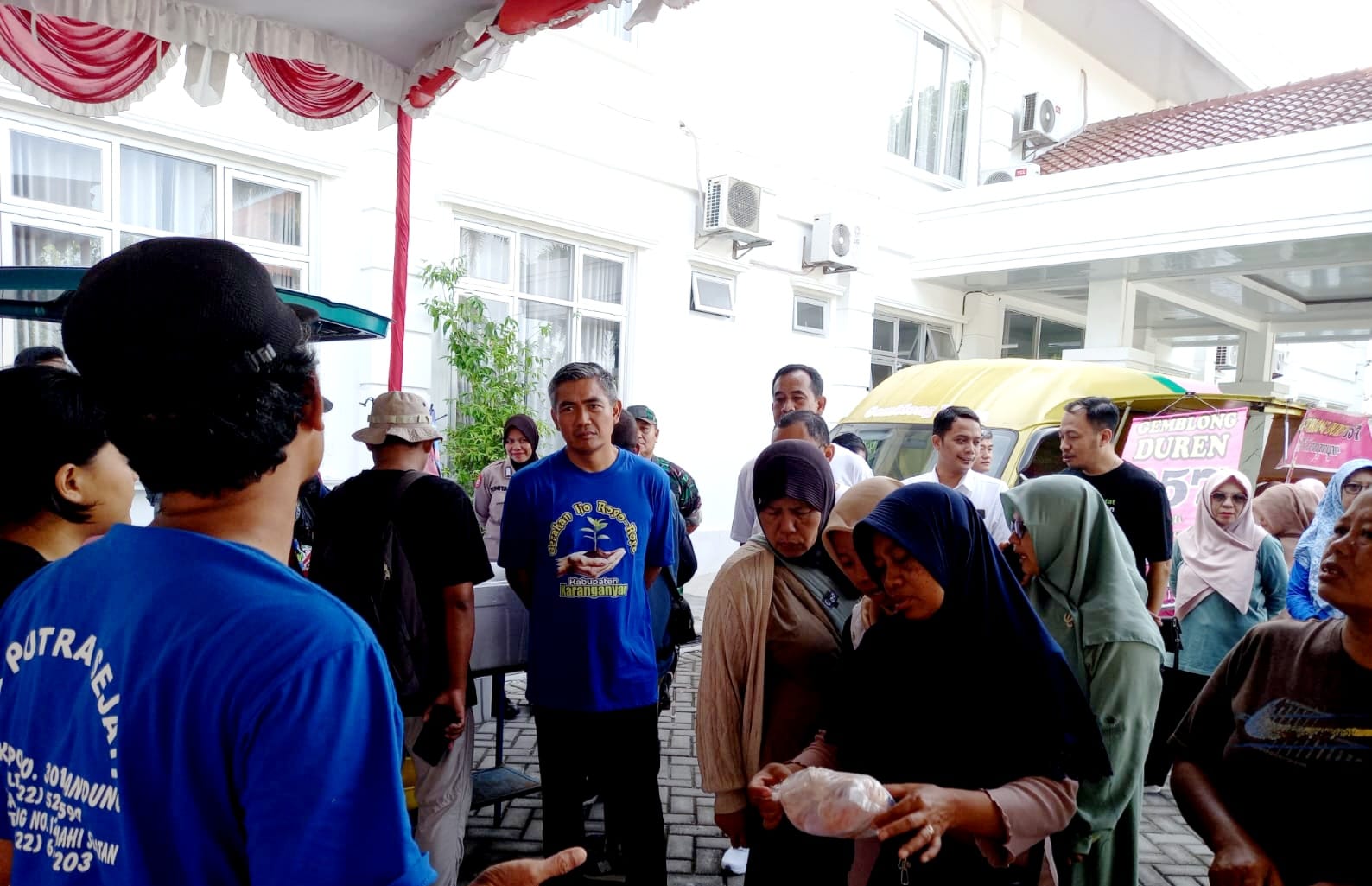 Gerakan pasar murah di halaman kantor Dispertan PP Kabupaten Karanganyar, Minggu (22/12/2024). (Rudi Hartono/Radar Solo)