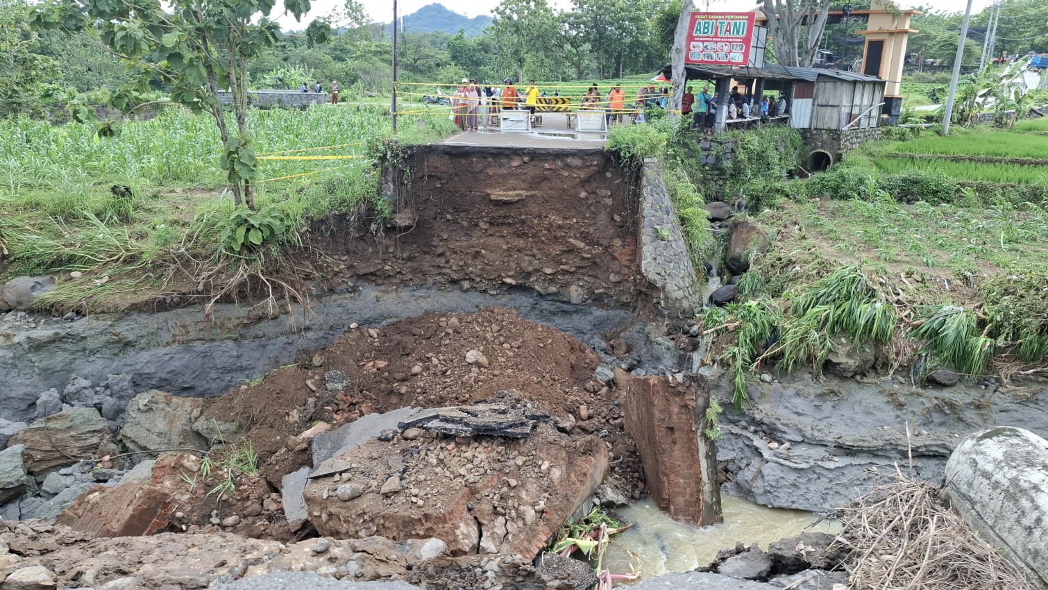 WINGIT: Jembatan Winong, Kecamatan Gondang yang jebol merupakan pertemuan Kali Sawur dan Kali Mondokan.